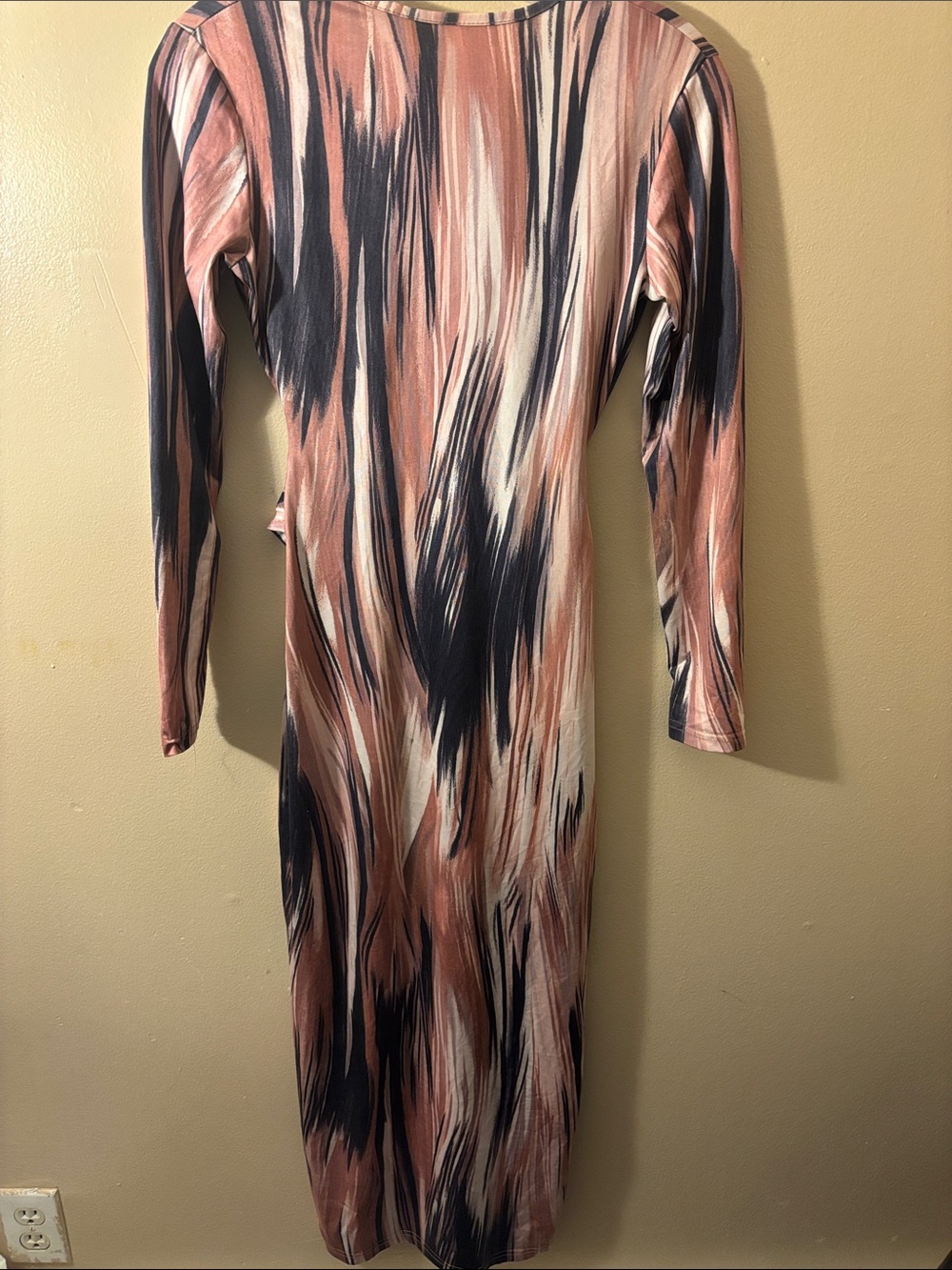 Long Sleeve V-Neck Tie-Waist Midi Dress in Blush Multi - Picture 2 of 2